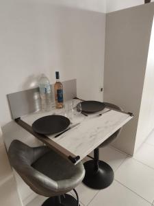 Studio calme et paisible, climatisé avec terrasse au dernier étage, 100m du tramway et 20 min de la promenade des anglais