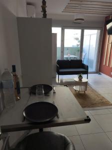 Studio calme et paisible, climatisé avec terrasse au dernier étage, 100m du tramway et 20 min de la promenade des anglais