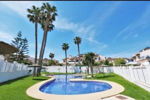 Chalet adosado en RIOMAR-3, urbanización residencial privada