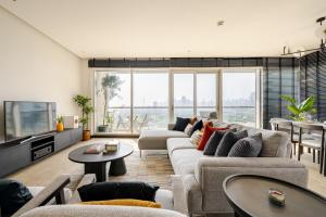Stunning, large 2BD full golf-course and lake view