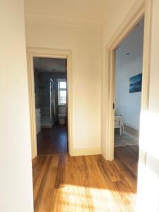 Edgware Bright 2 Bedrooms, Flat 3 has a Huge Balcony
