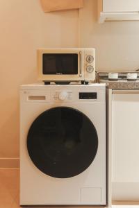 Stay in joy Gangnam #선정릉역 도보4분 #올리모델링 #각방 에어컨 #무료 wifi #8인숙소 #호텔침구 #세탁건조기 #공항버스