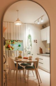 Stay in joy Gangnam #선정릉역 도보4분 #올리모델링 #각방 에어컨 #무료 wifi #8인숙소 #호텔침구 #세탁건조기 #공항버스