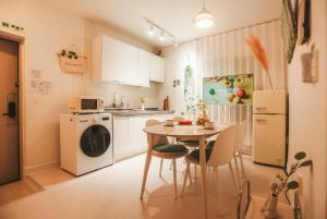 Stay in joy Gangnam #선정릉역 도보4분 #올리모델링 #각방 에어컨 #무료 wifi #8인숙소 #호텔침구 #세탁건조기 #공항버스