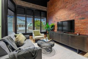 The Milliner on Elizabeth