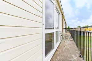 Charming 3-Bed Chalet in Hemsby sleeps 6