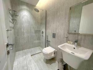 Silkhaus Luxe Outdoor Jacuzzi Private Theater