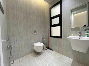 Silkhaus Luxe Outdoor Jacuzzi Private Theater