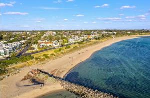 Bright 2B Coastal Getaway Steps From Beach