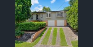 Family accommodation in leafy Indooroopilly