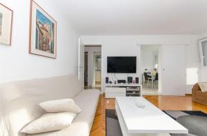 Spacious apartment Neven near center, with two ac units