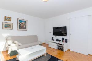 Spacious apartment Neven near center, with two ac units