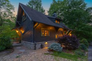 HOT TUB & PET-FRIENDLY Cabin in Cheshire Village