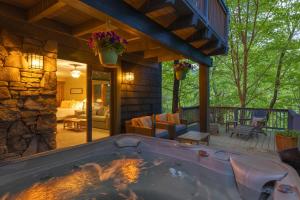 HOT TUB & PET-FRIENDLY Cabin in Cheshire Village
