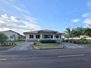 Cozy, Quiet & Spacious 4bd 3 bth Full Home Gated Community