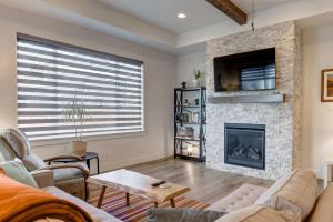 Scenic Modern Home with Private Patio & Fireplace