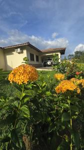 Cozy, Quiet & Spacious 4bd 3 bth Full Home Gated Community