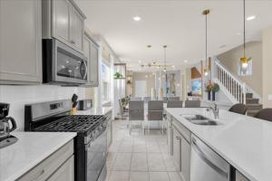 5 Bedrooms 5 Bathrooms Solterra 7207 Ol