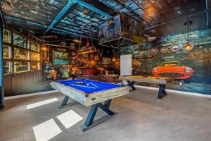 9 Bedrooms 5 Bathrooms Storey Lake 4629 Tb