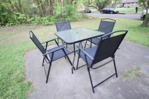 Modern Two BR Townhome, Workspace, Free Parking and Wi-Fi