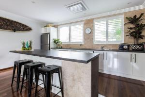 Aloha - Noosa Pde - location and beach style