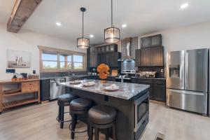 Exclusive Attraction Ticket Prices! Luxury Cabin, Sleeps 20, Pool, Sauna and Views