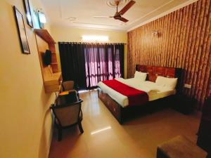 Hotel Traveller Inn & Prathak Restaurant