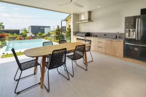 Moffat Beach Modern Oasis with Pool