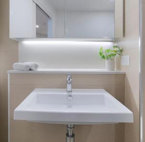 Skytower Sojourn - Urban Comfort by Brisbane River