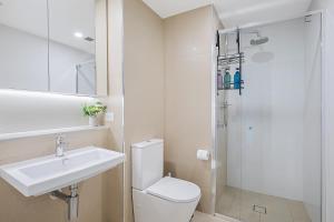 Skytower Sojourn - Urban Comfort by Brisbane River