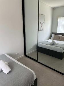 Double Room in Guildford West - Near Parks & Eateries - Explore with Ease - Shared Bathroom