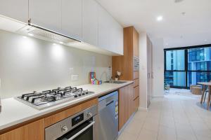 Skytower Sojourn - Urban Comfort by Brisbane River