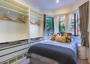 Long-Term Listing - Oversized Potts Point Studio