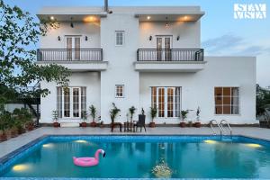 StayVista at Mustang Meadow - Lawn & WiFi