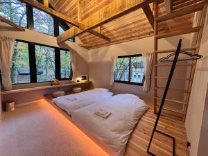 8Lantern サウナ付き民泊で日本10位 最大10名 大きな窓とウッドデッキの一体感 2025年完成 BBQ 貸し切り宿