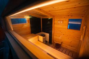 8Lantern サウナ付き民泊で日本10位 最大10名 大きな窓とウッドデッキの一体感 2025年完成 BBQ 貸し切り宿