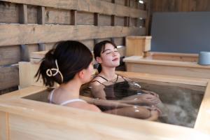 8Lantern サウナ付き民泊で日本10位 最大10名 大きな窓とウッドデッキの一体感 2025年完成 BBQ 貸し切り宿