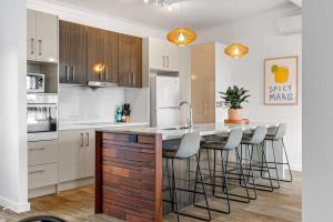 Retro Lake Vista By Coast Hosting