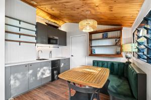 The Cabin by Coast Hosting