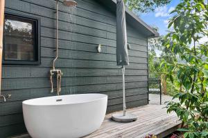 The Cabin by Coast Hosting