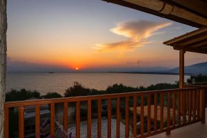 Verga Stone Haven - Seafront Waves' Embrace