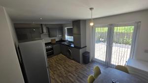 4 Bedroom Home Tameside Greater Manchester Sleeps 8