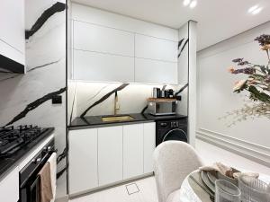 Trophy Luxe Living in the Heart of Bbay w Jacuzzi
