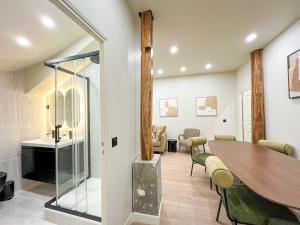 Urban Flat 199 - Parisian 5 Bedroom Central Flat