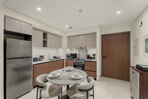 Luxe 1BR with Netflix & Balcony in Creek Harbour