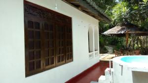 Ella Mount Villa