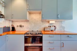 Stylish and Modern Flat with Free Parking Pass the Keys