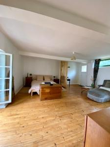 Appartements Joli Studio Dependance Lectoure Intra-muros : photos des chambres