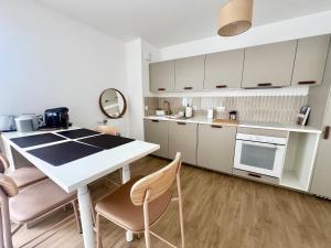 Appartements Soleil Marin - Appartement Neuf & Moderne - 2 chambres avec Terrasse - Wifi gratuite - Tout equipe : photos des chambres