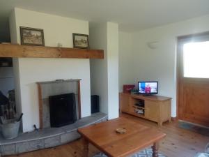 Kearneys Cottage, Dugort, Achill Island, County Mayo - 3 Bedroom Sleeps 6